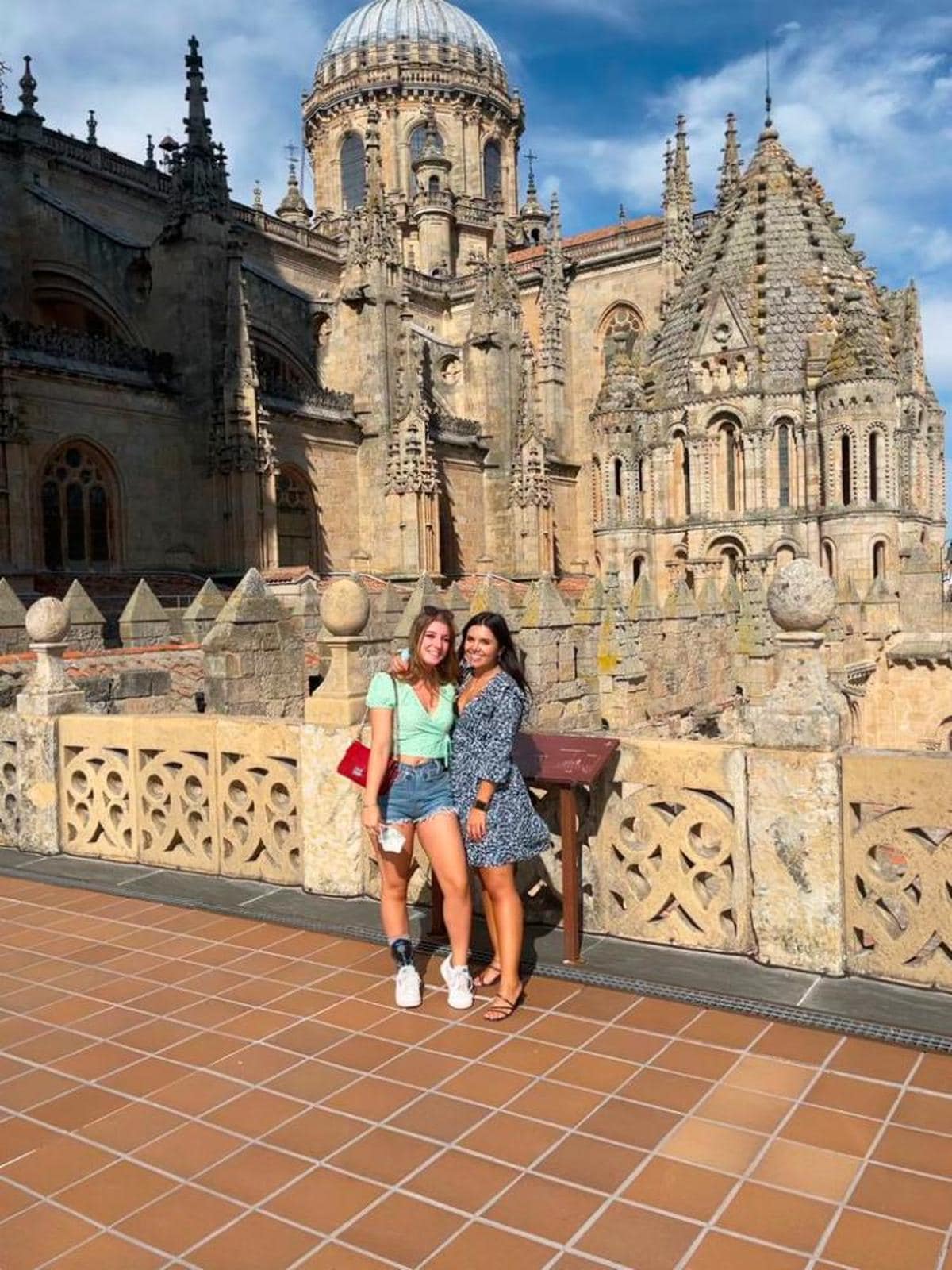 Fiona (a la izquierda) y una amiga visitando la Catedral.