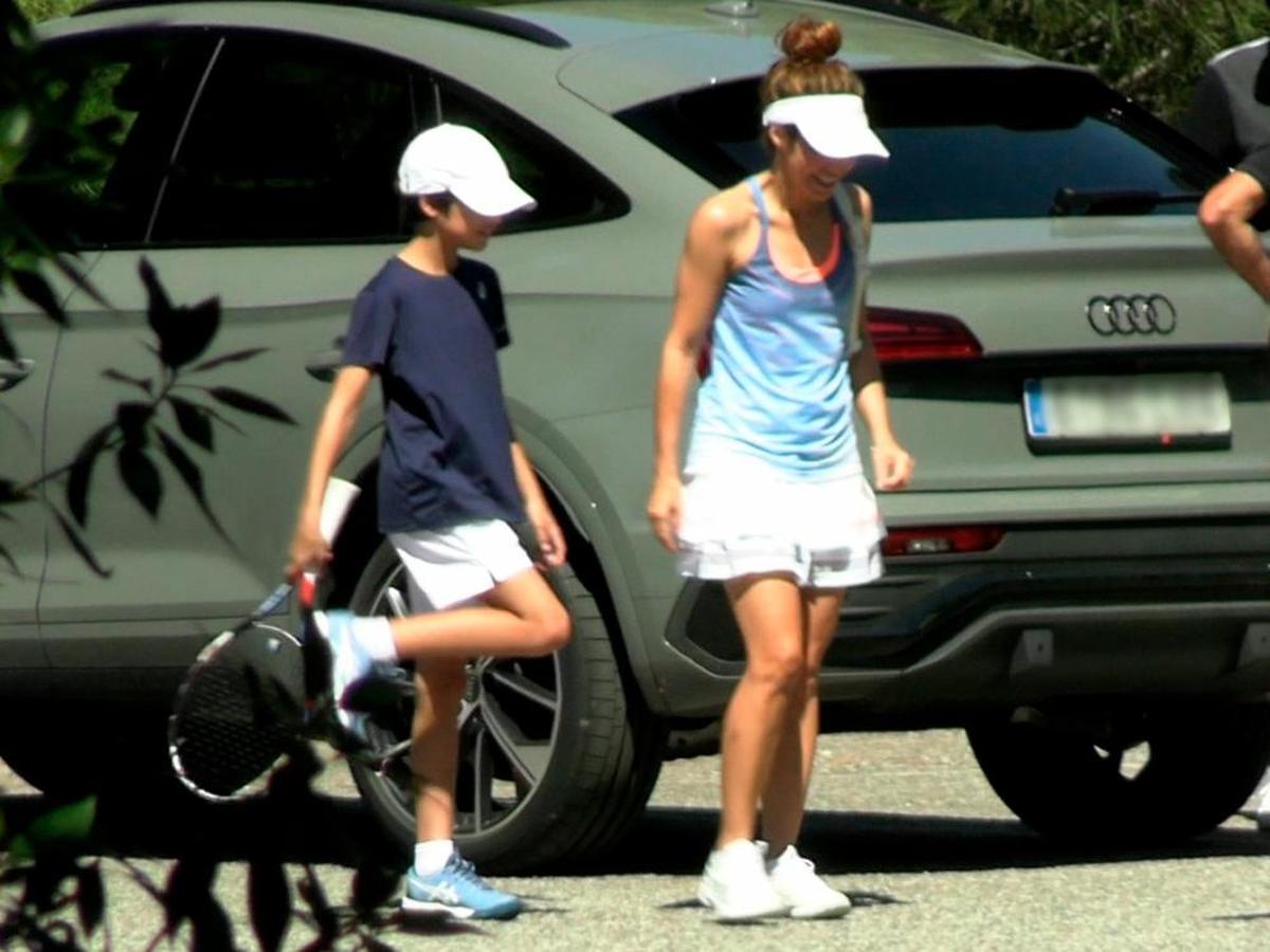 Shakira en un club deportivo junto a uno de sus hijos.