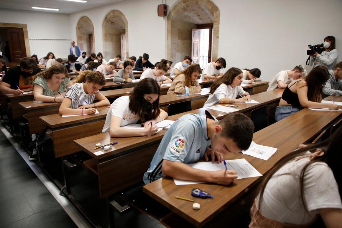 Jóvenes en una de las clases de la Universidad de Salamanca durante el examen de la EBAU