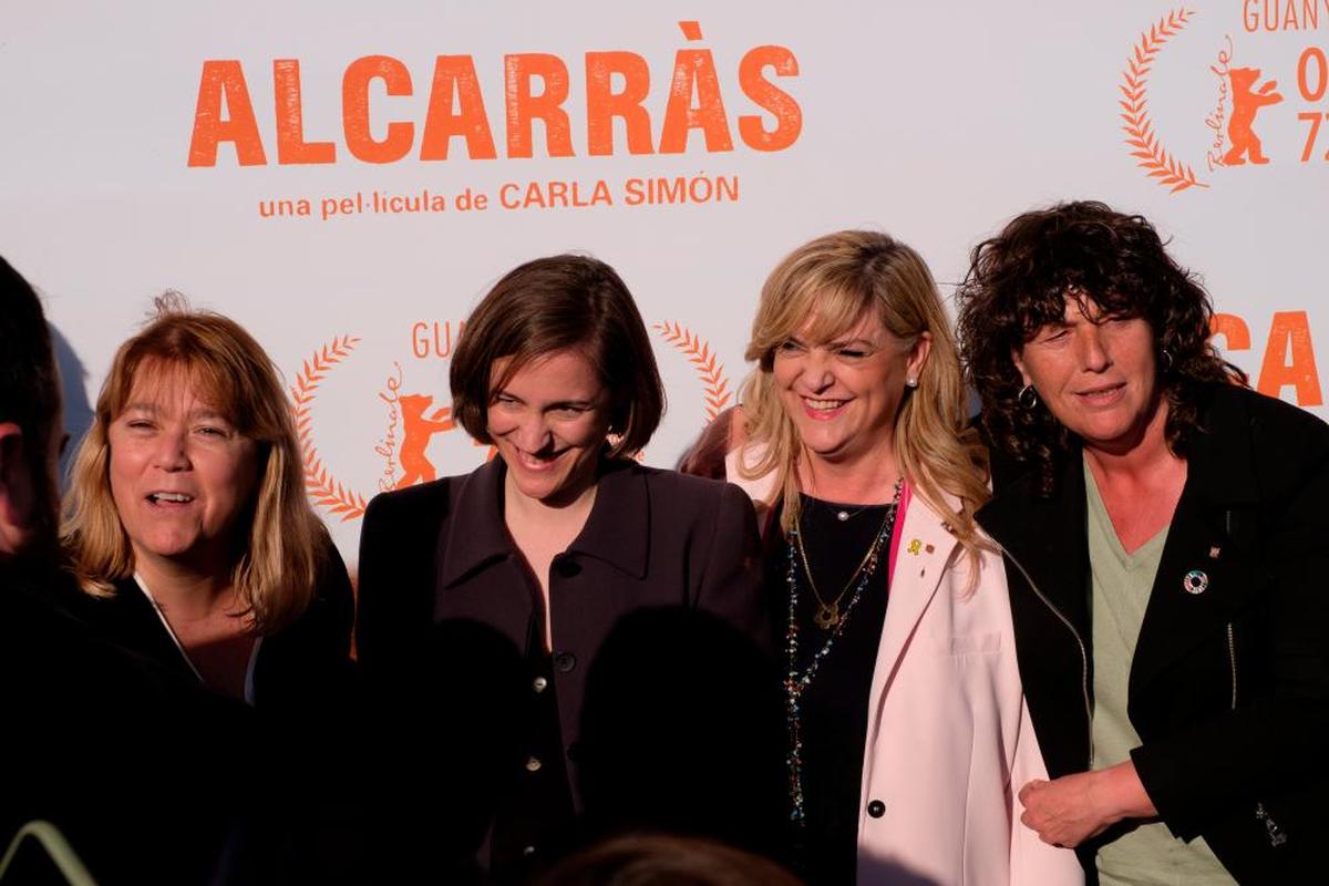 La directora de la película, Carla Simón (2ª por la izquierda), posa en el preestreno de su película ‘Alcarràs’.