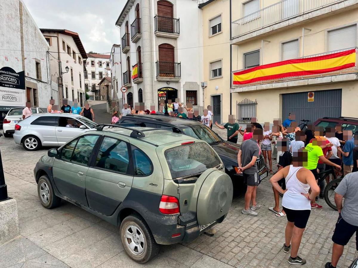 Vecinos tras el suceso que provocó gran revuelo en la localidad.