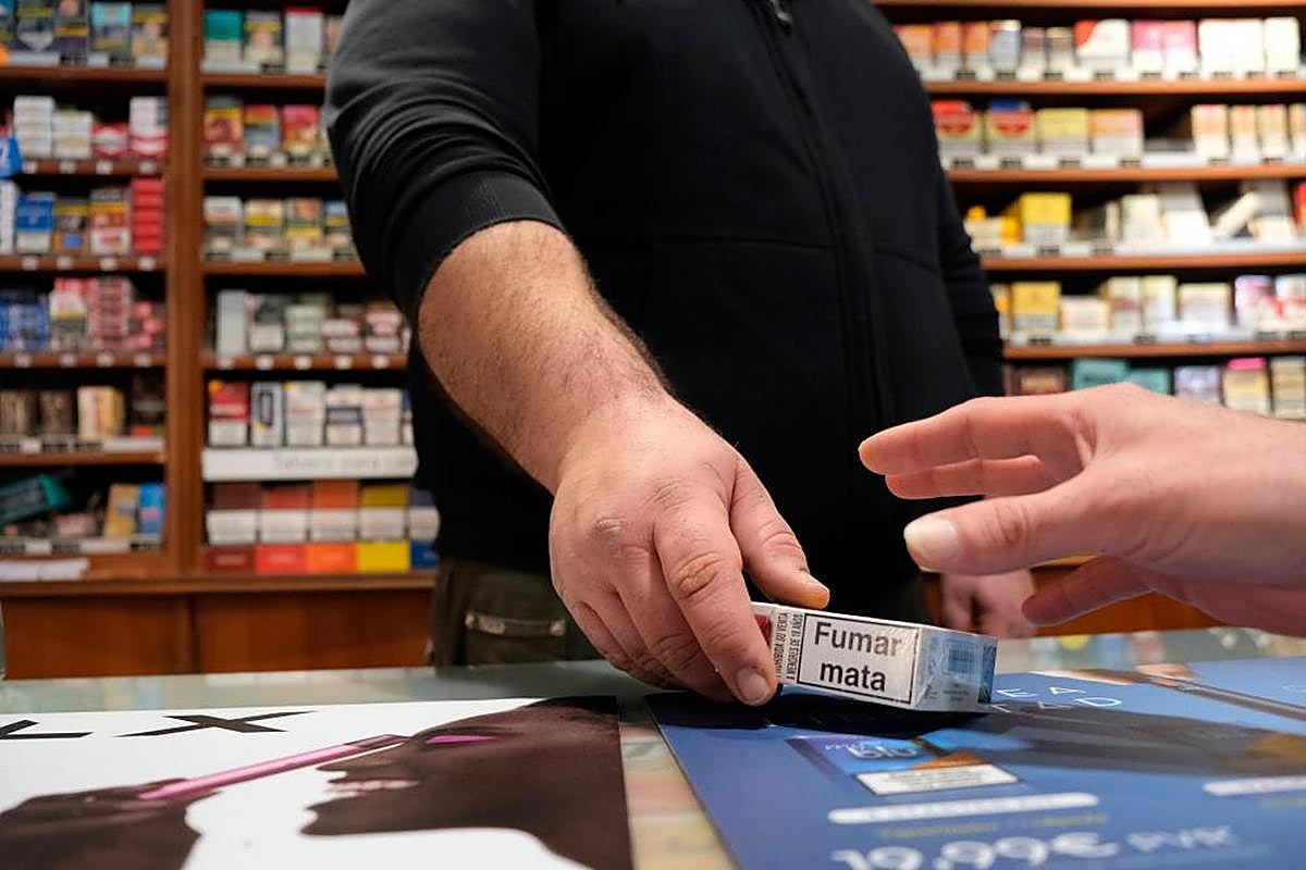 Un cliente recogiendo un paquete de tabaco en un estanco de Salamanca.