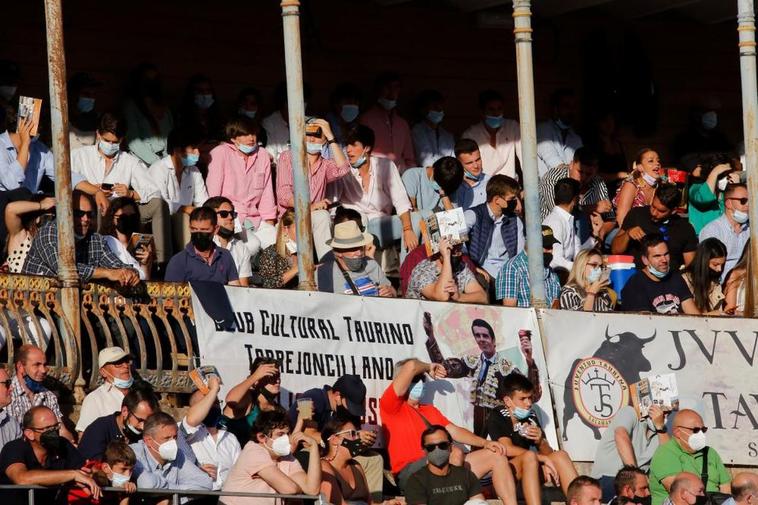 Jóvenes en los tendidos y gradas de la plaza de toros de La Glorieta en la pasada Feria taurina.