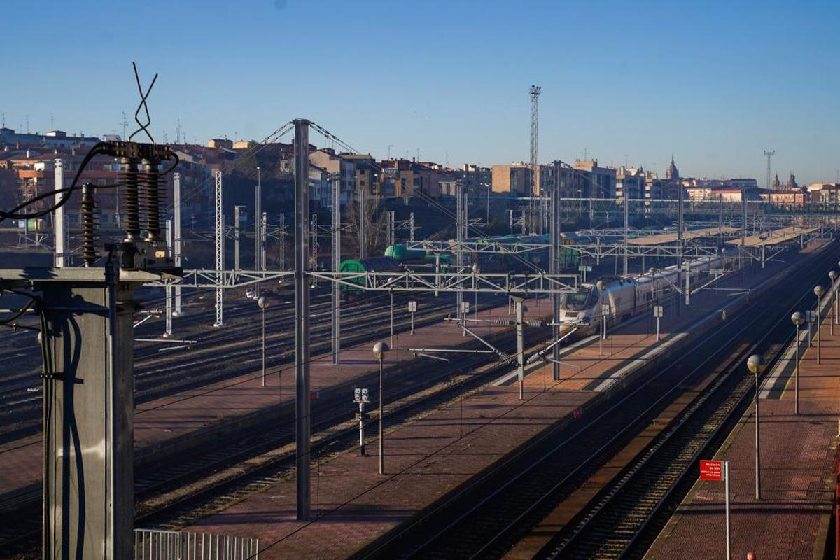 Estación de tren de Salamanca con las vías ya electrificadas.