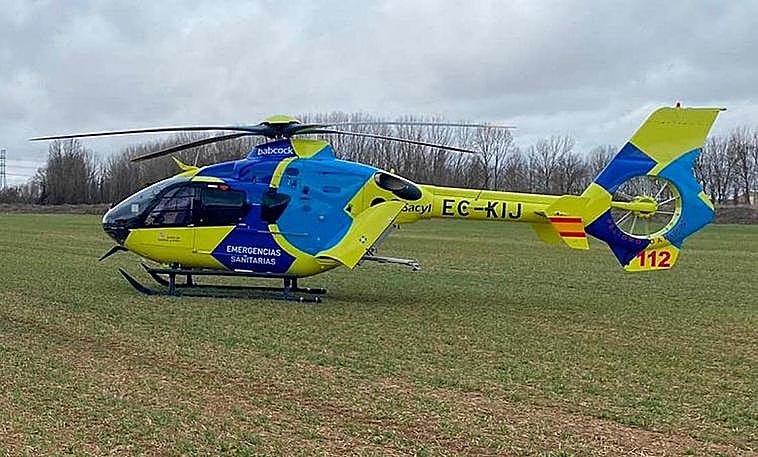 Un helicóptero de Sacyl trasladado al lugar.