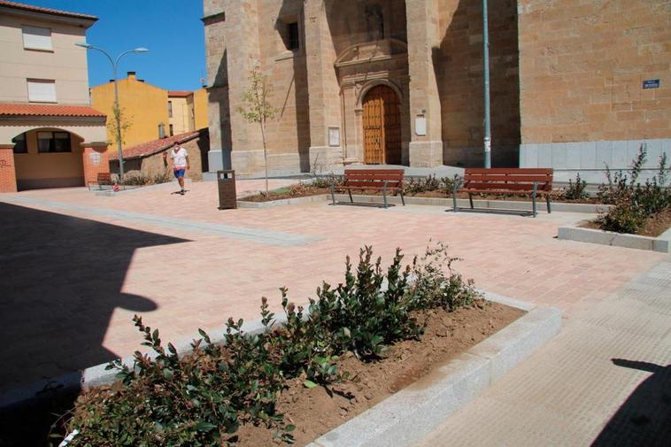 La nueva imagen de la plaza ante la parroquia de San Silvestre en Villares.