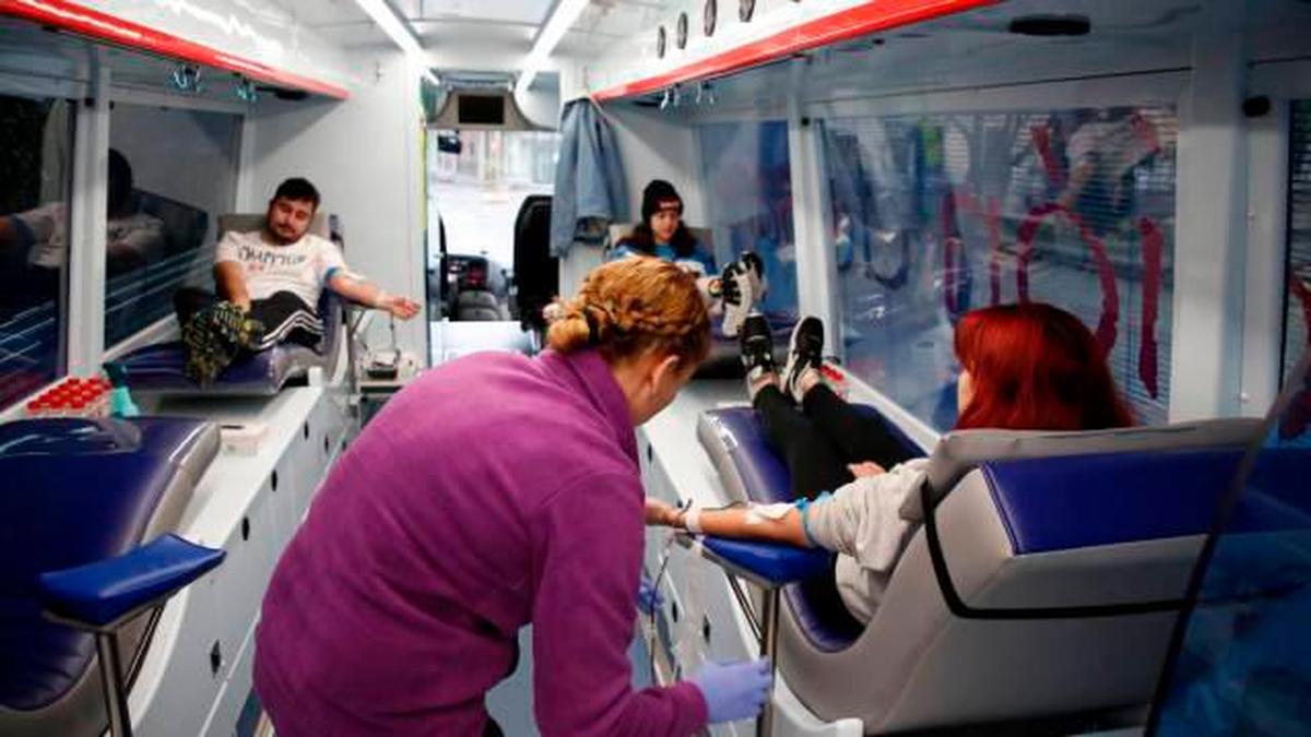 Tres jóvenes donan sangre en Salamanca