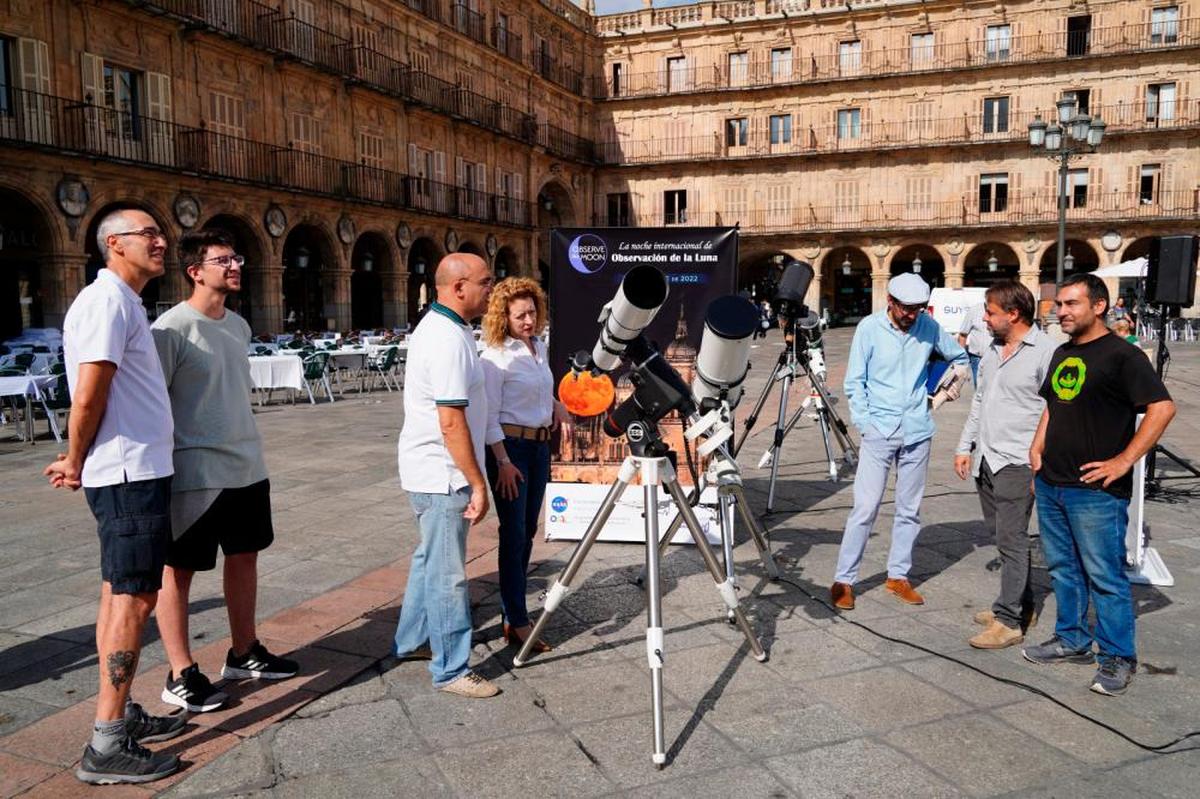 La concejal Ana Suárez observa un telescopio en la Plaza Mayor de Salamanca.