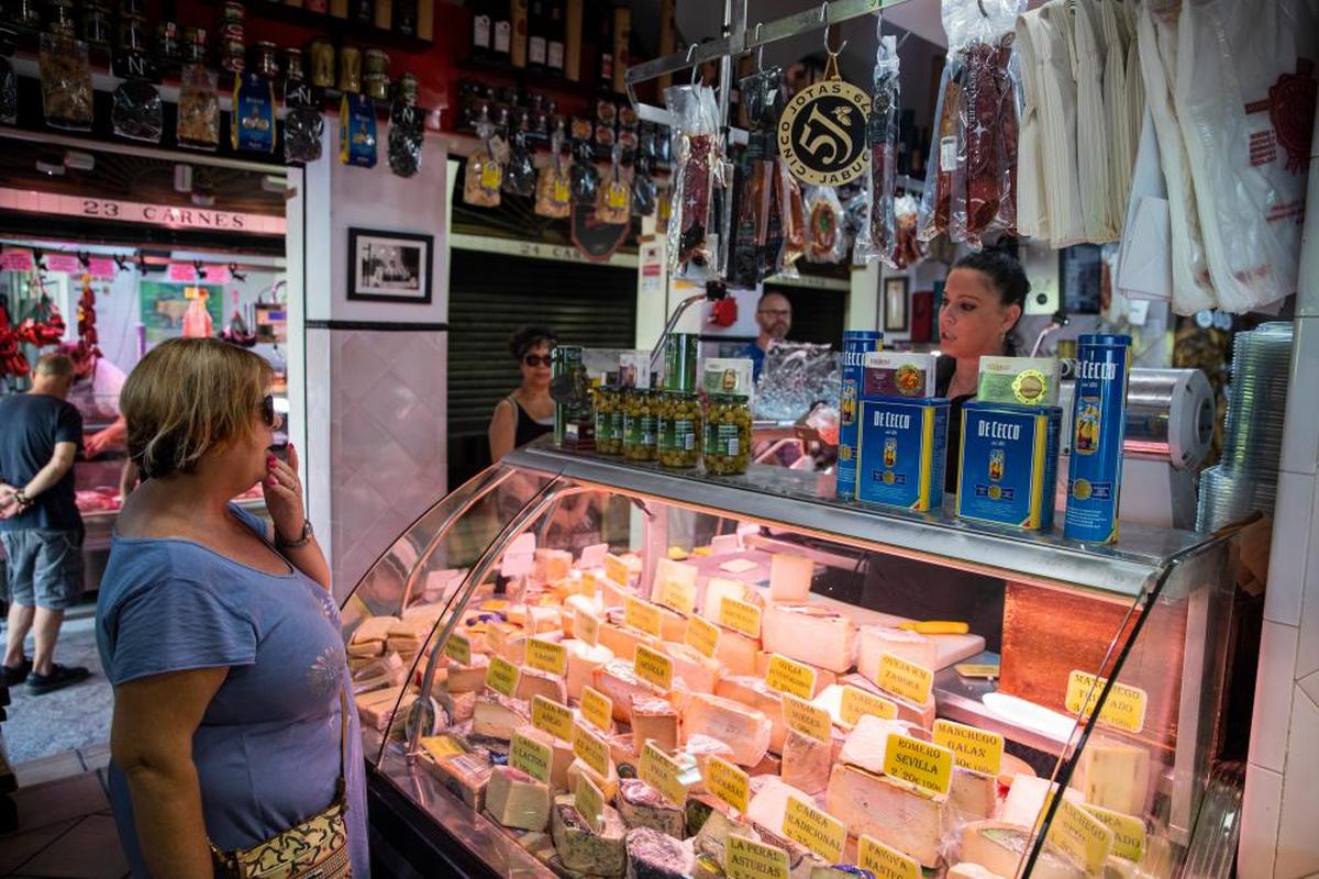 Una mujer compra en una charcutería