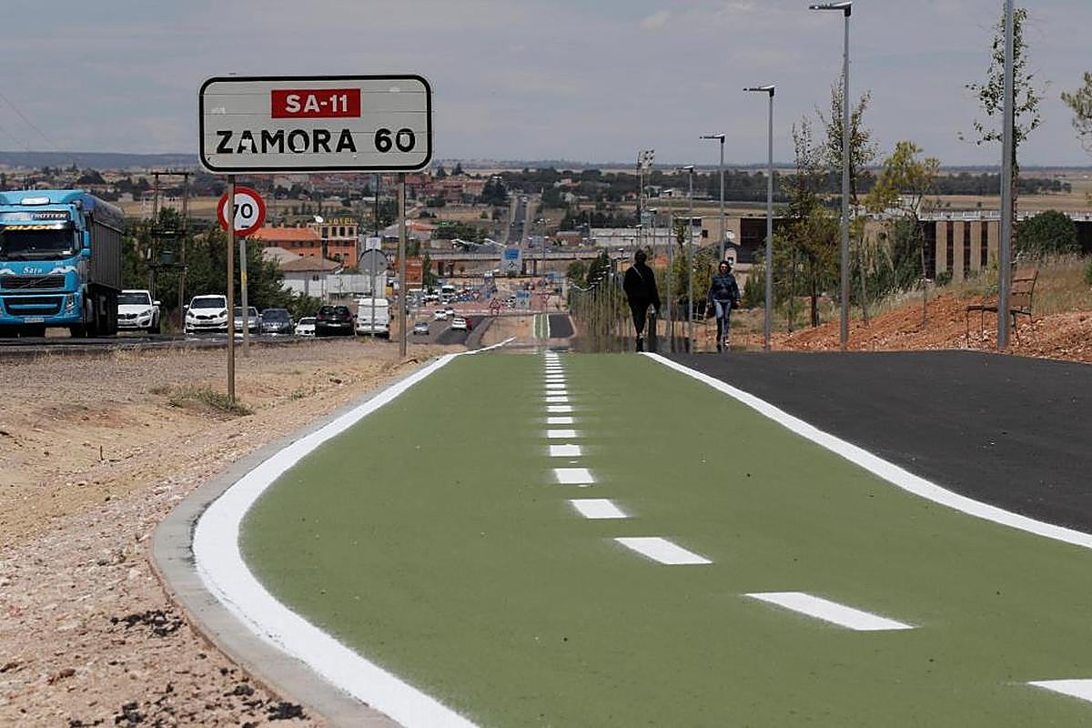 Carril bici en la carretera a Zamora camino del Estadio Helmántico al lado de la calzada.