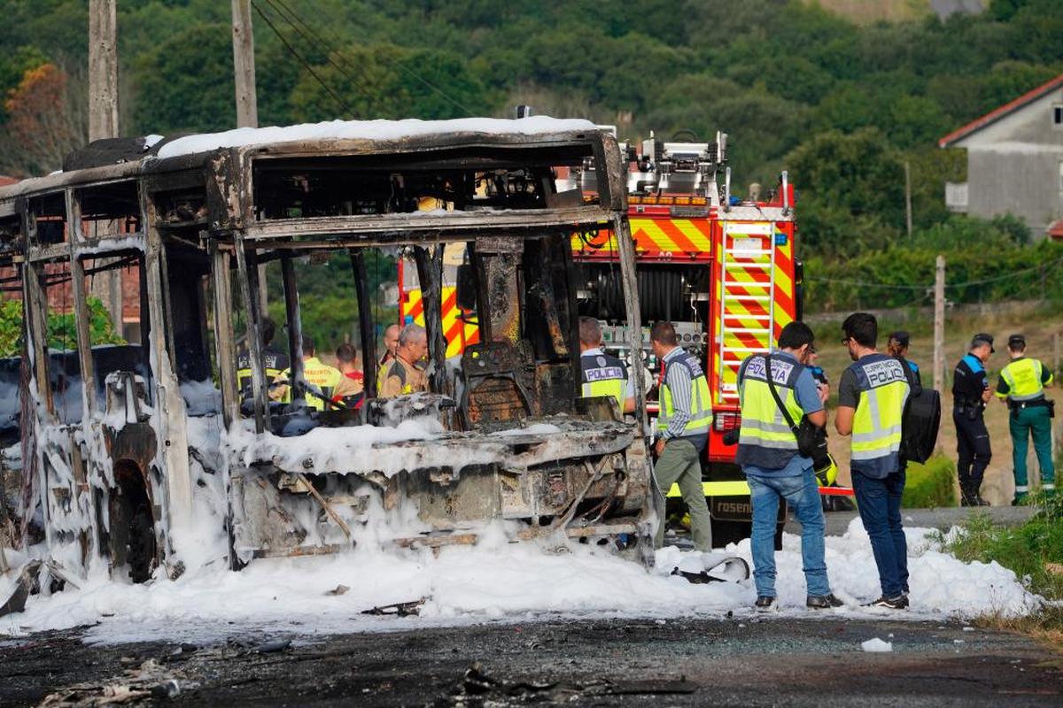 El autobús que ha ardido en A Cacharela