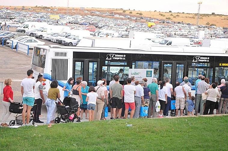 Usuarios del autobús gratuito de Salamaq en una pasada edición.