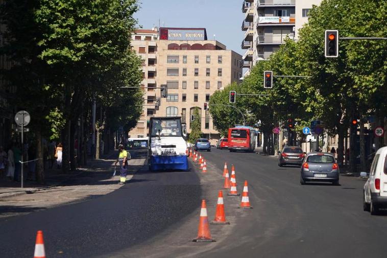 Trabajos de refuerzo del firme en la avenida de Mirat.