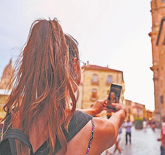 Una joven se realiza un selfi para compartirlo en sus redes sociales.