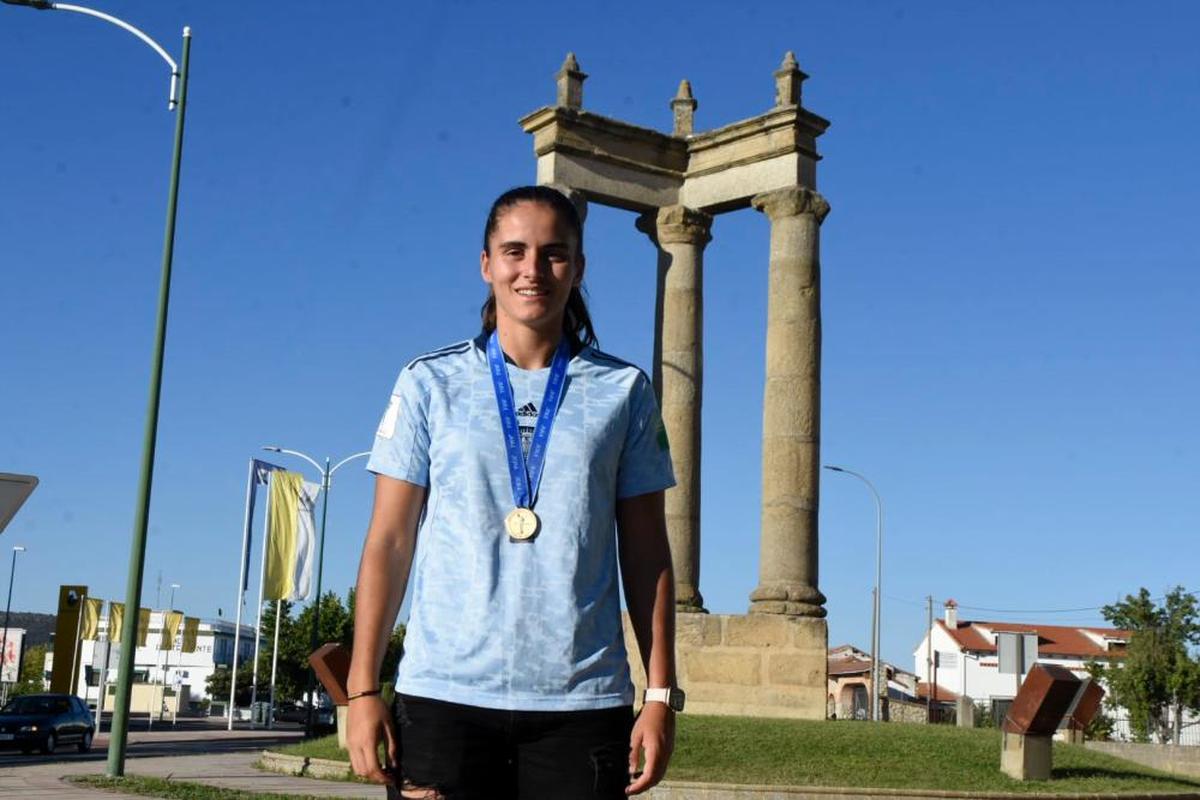 Carmen Álvarez, este miércoles en Ciudad Rodrigo, con la medalla de campeona del mundo sub20.