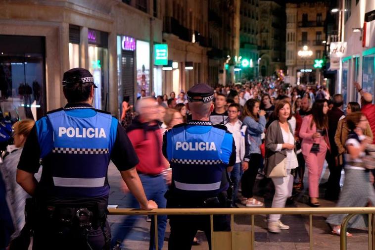 Agentes de Policía en uno de los controles policiales de acceso a la Plaza en las Ferias de 2018.