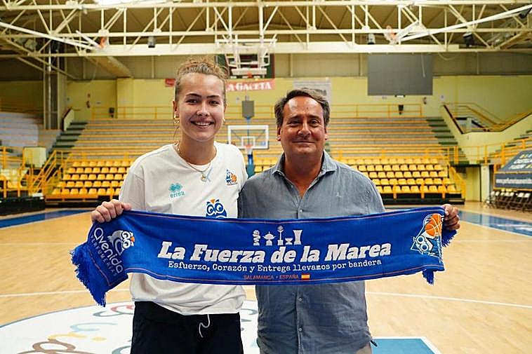 Aleksa Gulbe y Jorge Recio, en el pabellón de Würzburg.