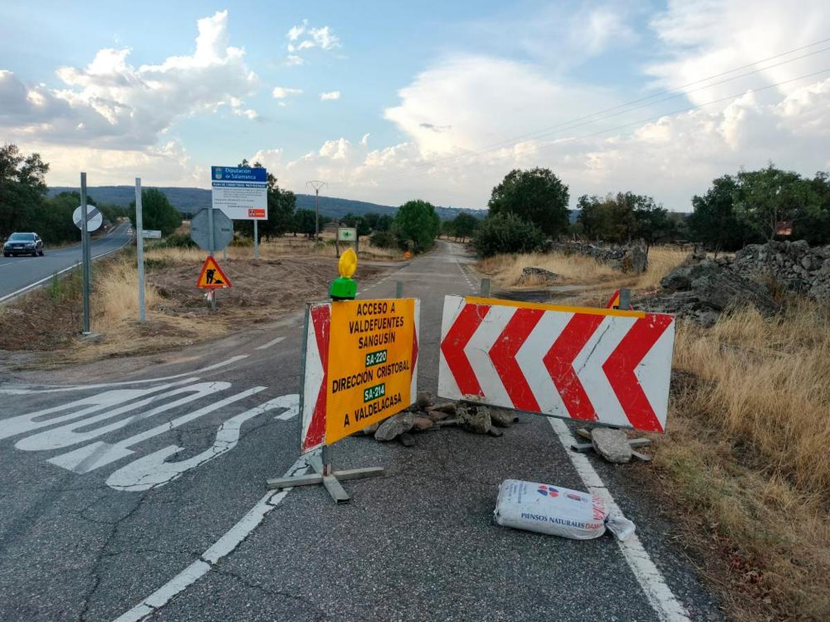 Imagen de la carretera de acceso a Valdefuentes, cortada por obras