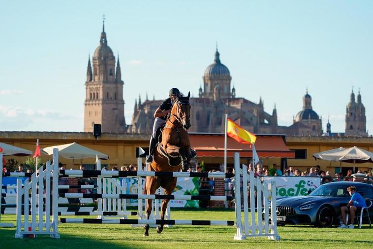 Uno de los participantes salta un obstáculo