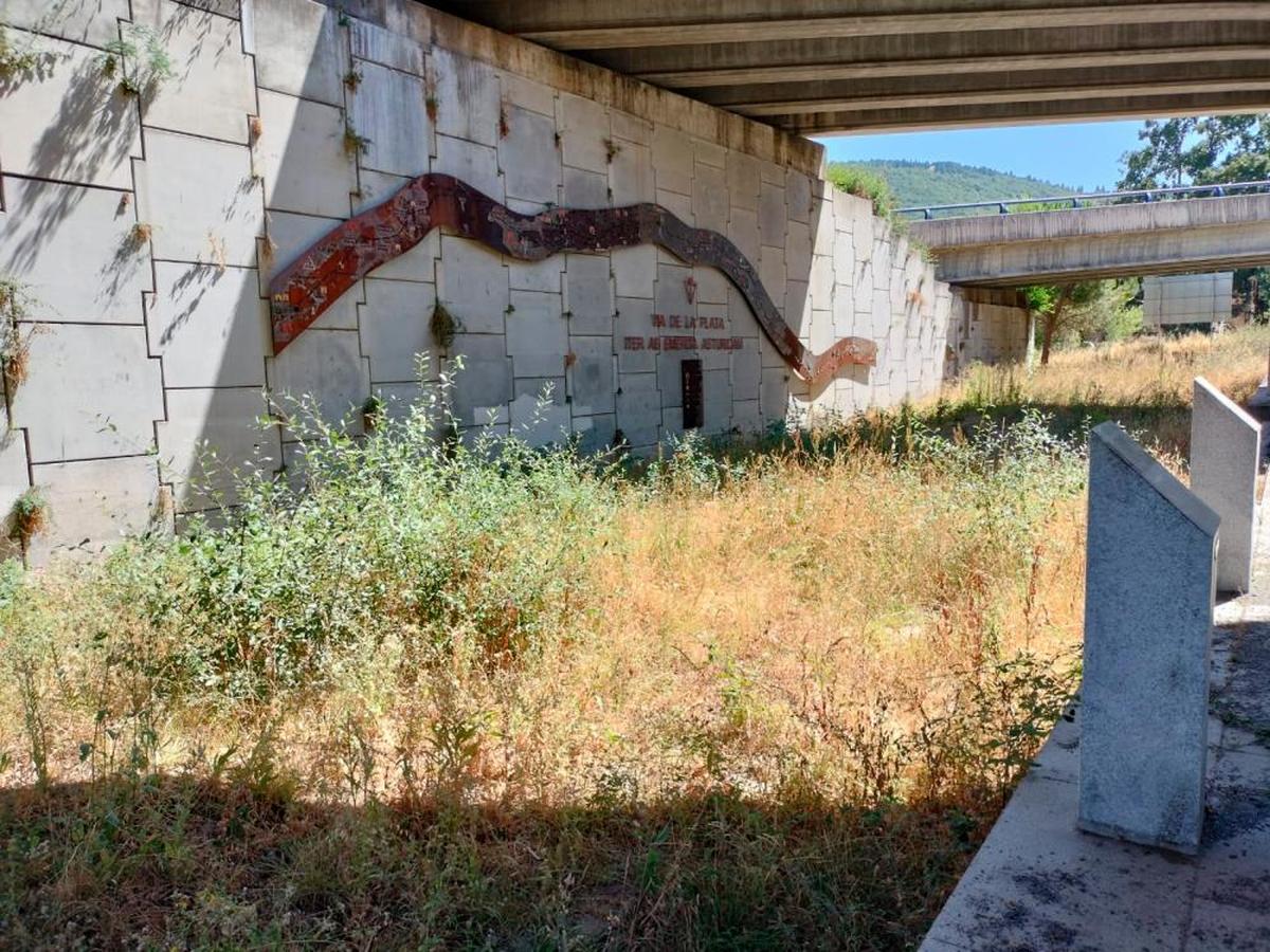 Tramo de calzada romana bajo la A-66 cuya limpieza periódica lleva a cabo Puerto de Béjar.