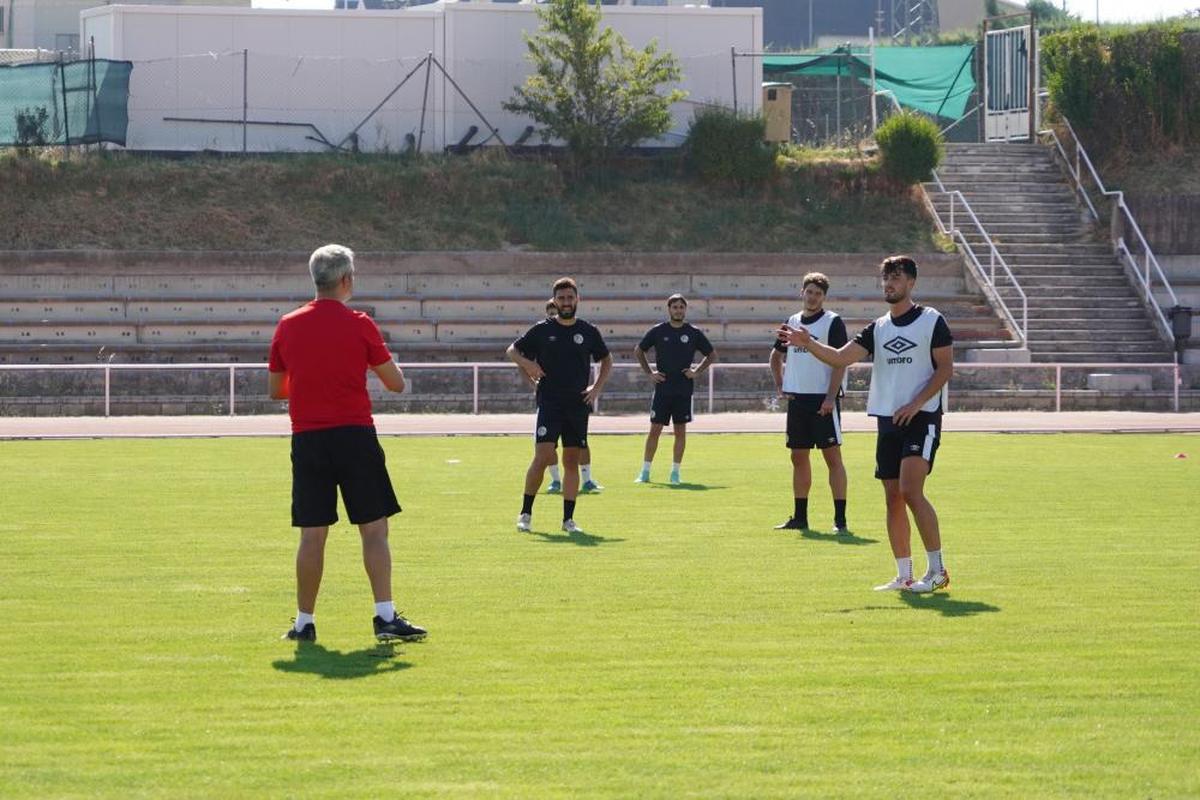 El entrenador María Hernández da indicaciones en un entrenamiento en Las Pistas este verano