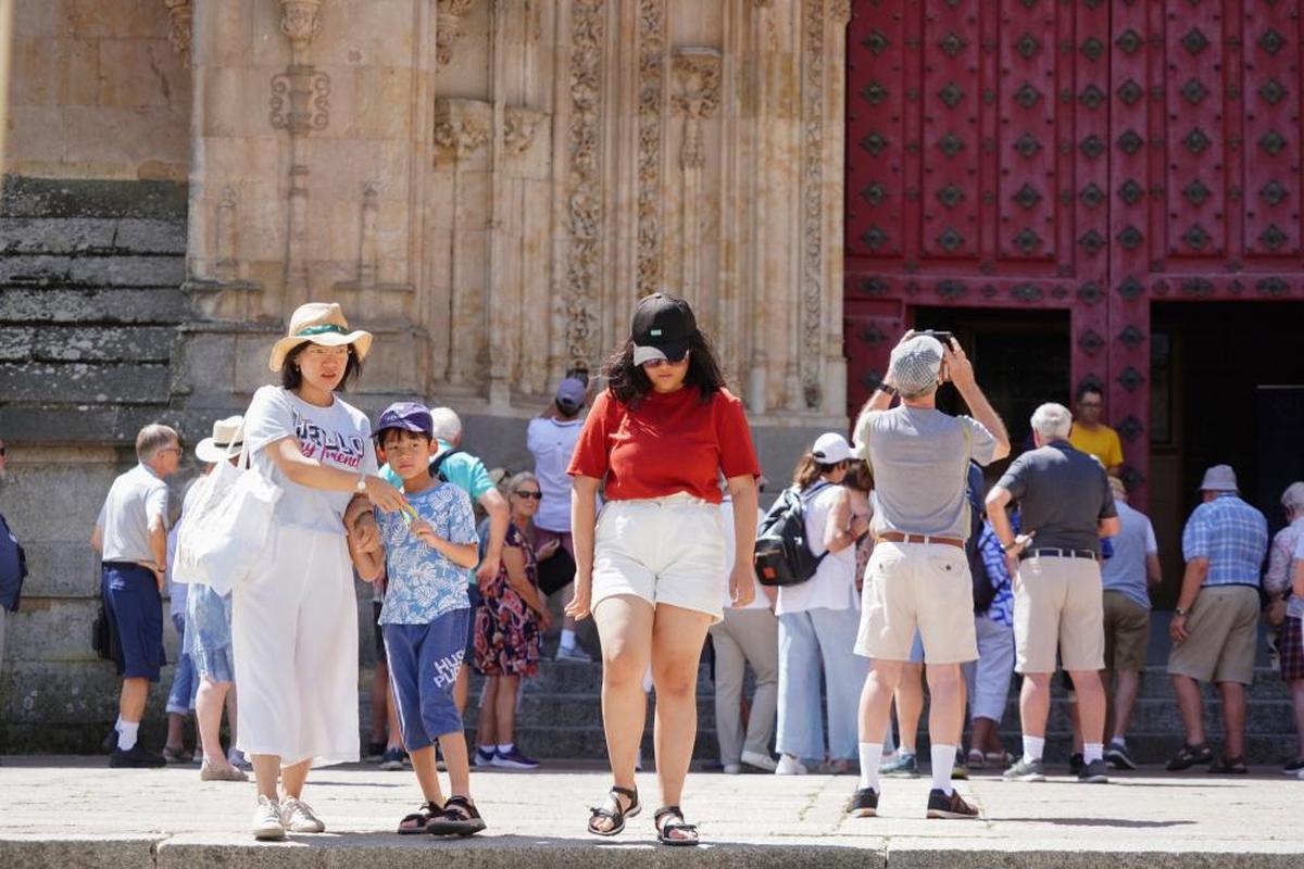 Varias turistas asiáticas pasean por el atrio de la Catedral.