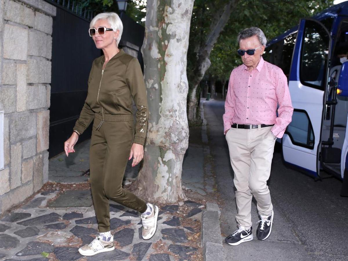 Ana María Aldón y José Ortega Cano entrando en su casa de Madrid.