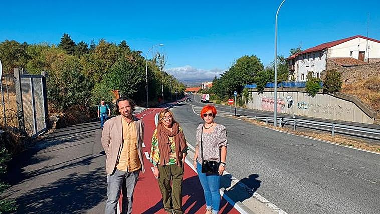 Antonio Cámara, Ana Vicente y Rosa Torres, en el carril bici recientemente rehabilitado en Béjar.