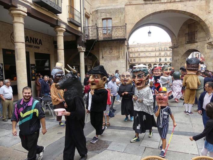 Cabezudos, niños y mayores bailan en la calle Compañía.