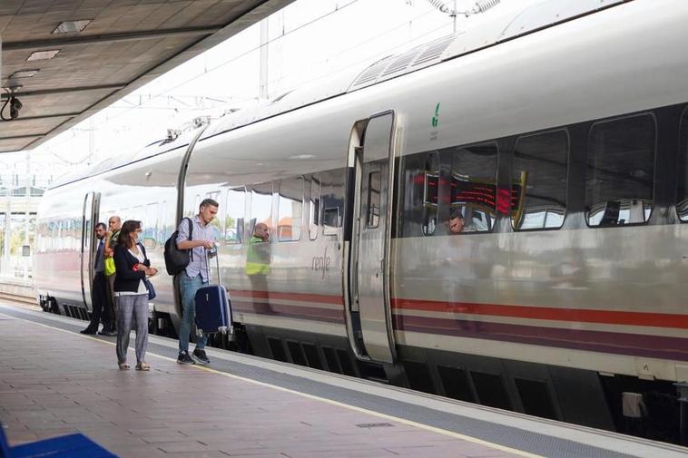 Viajeros descendiendo en la tarde de este miércoles de uno de los trenes rápidos entre Madrid y Salamanca.