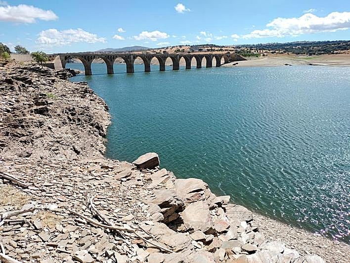Imagen de este miércoles del embalse de Santa Teresa, con 217 hectómetros cúbicos de los 496 posibles.