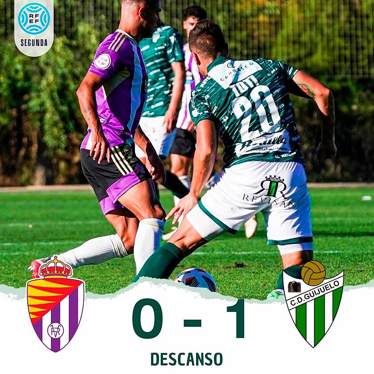 Toti disputando un balón.