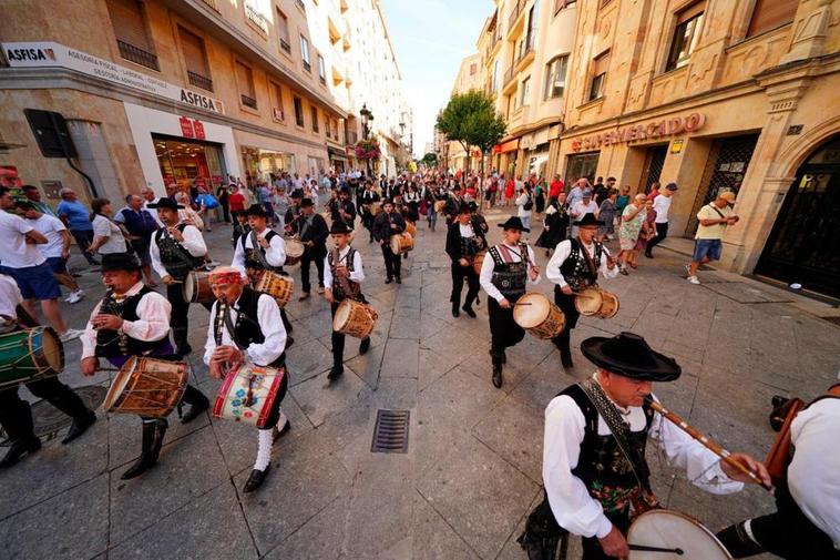 Las agrupaciones folclóricas en el centro de Salamanca.