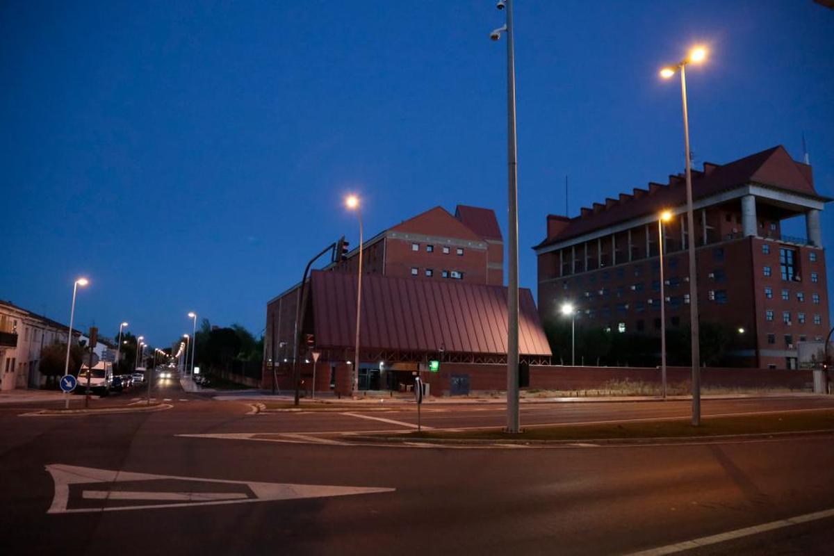 El Cuartel de la Guardia Civil, en la avenida de Carlos I, iluminado por farolas y focos dentro del recinto.