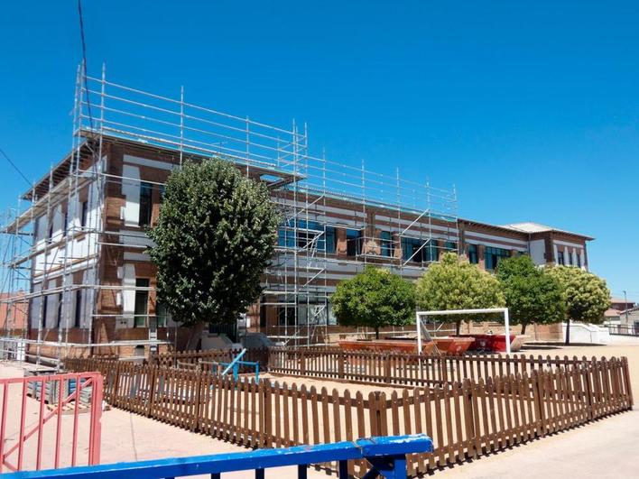 Exterior del colegio Filiberto Villalobos de la localidad de Babilafuente