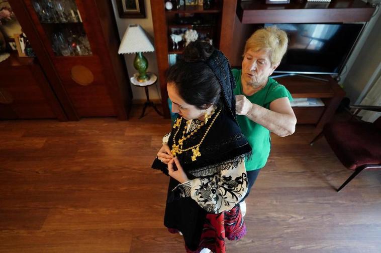 Feli Cañada coloca a Irene García las horquillas en el pelo.