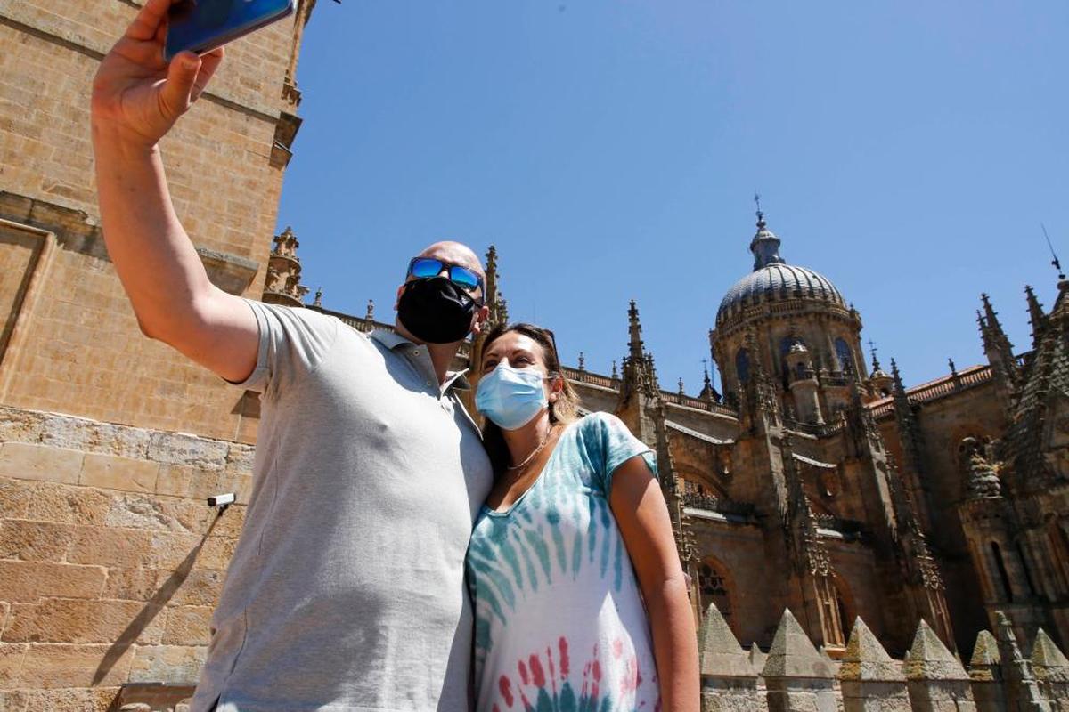 Dos turistas se fotografía en la Catedral.