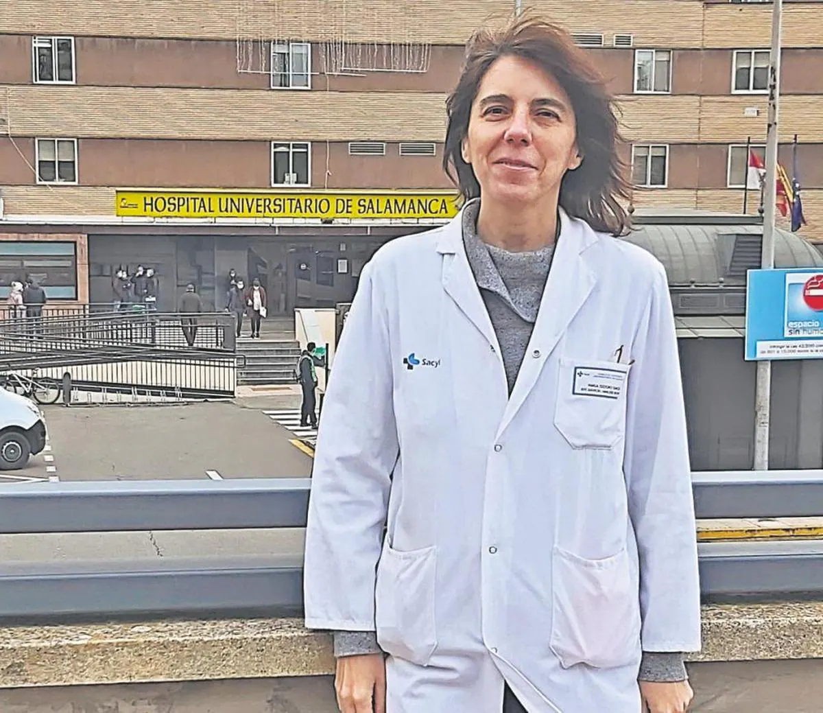 La doctora María Isidoro García, jefa del Servicio de Análisis y Bioquímica Clínica, a la entrada del Hospital Clínico.