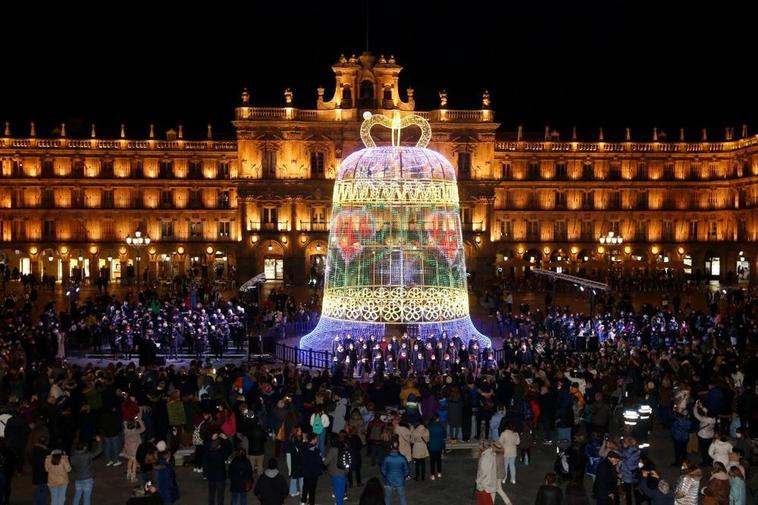 La gran campana de luz que estrenó el pasado año la Plaza Mayor.