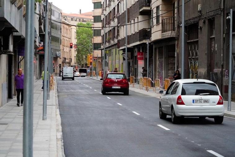 Vehículos circulando por Álvaro Gil este lunes.