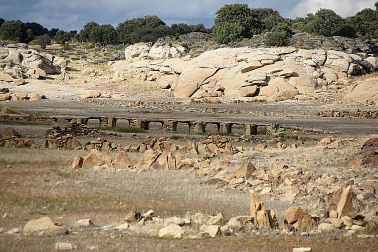 La bajada del nivel del pantano de Almendra ha dejado a la vista este paso en las cercanías de Monleras.