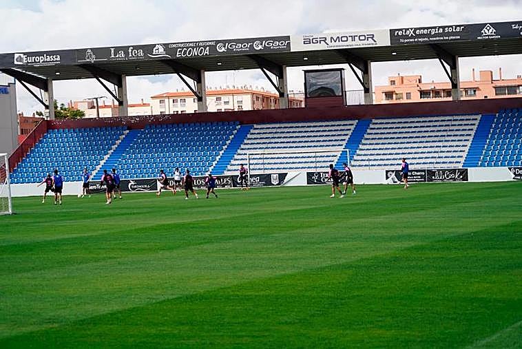 El Unionistas ya entrena sobre el césped del Reina Sofía.