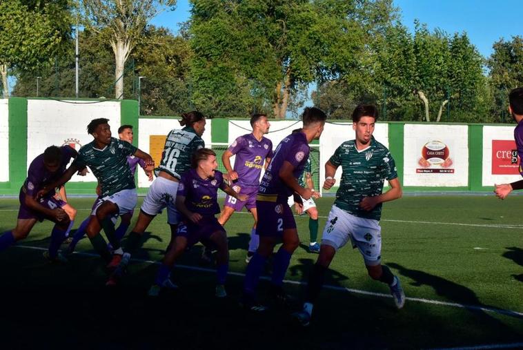 Alberto Trapero en una acción defensiva en el choque ante el Cristo.