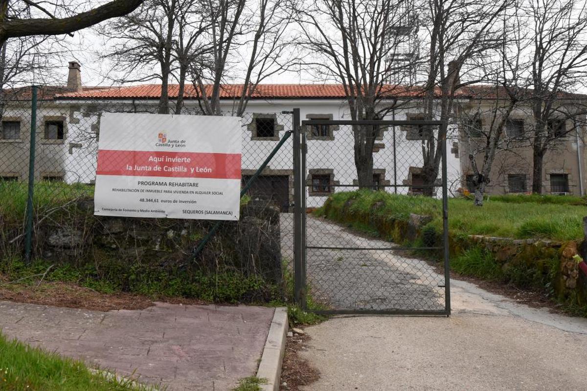 Edificio que rehabilita la Junta en la localidad de Sequeros.