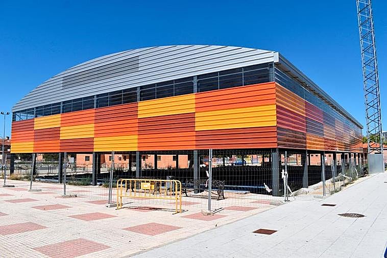 Estado actual del cerramiento del nuevo pabellón del complejo deportivo de Carbajosa de la Sagrada.