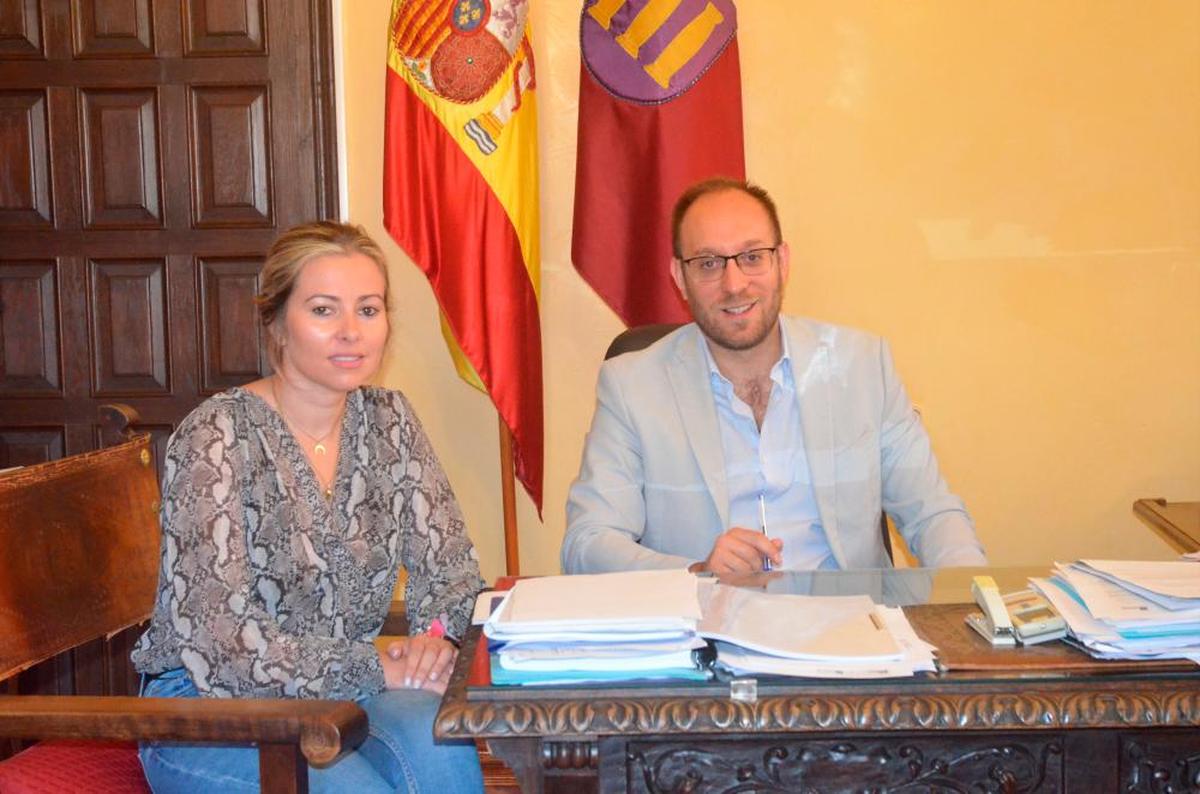 La delegada de Mercadillo y Policía Local Laura Vicente y el alcalde de Ciudad Rodrigo, Marcos Iglesias, este jueves.