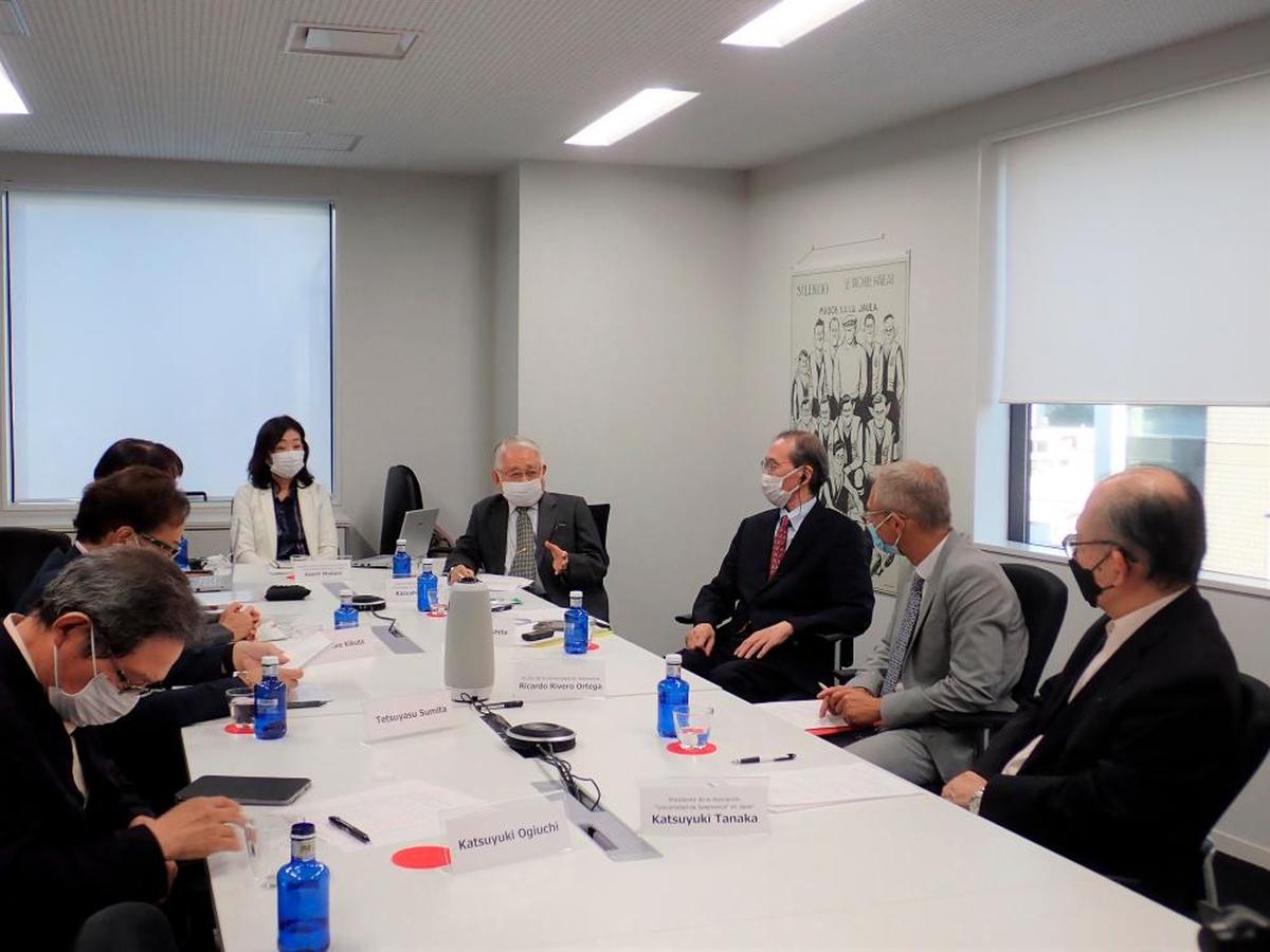 Rivero (segundo por la derecha) en una reunión con hispanistas en Japón.
