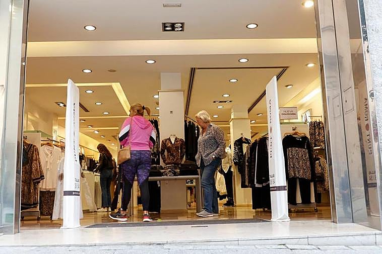 Acceso a una tienda sin puerta y con cortina de aire en la calle Zamora, uno de los motivos de confusión de la nueva norma.