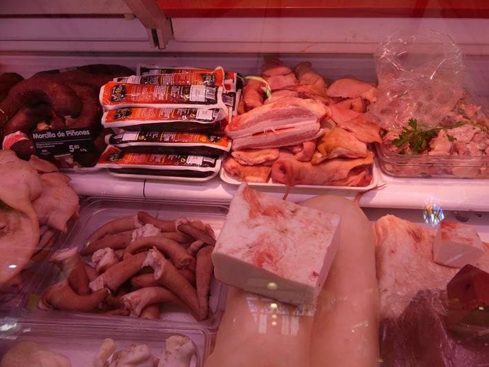 Carne para las viandas del cocido en una de las carnicerías del Mercado Central.