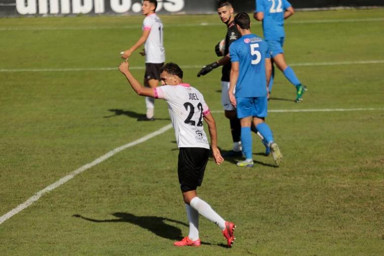 Joel durante una de las jugadas del encuentro